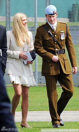 幻灯图：哈里王子顺利毕业 查尔斯王储亲子授予勋章