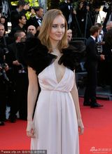 组图：《过往》首映 女主角深V露奶秀美腿