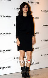 组图：金正恩宋智孝参加新品会 秀性感争奇斗艳