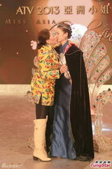 组图：房星彤爆冷摘亚姐后冠 奖杯是生日礼物