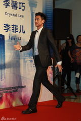 组图：《激战》首映 张家辉与李馨巧欢乐打闹