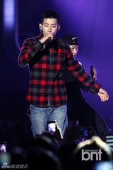 组图：朴宰范等参加HIPHOP音乐节引爆火热现场