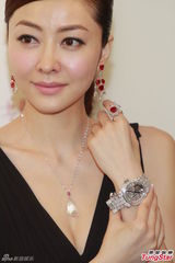 组图：熊黛林活动低胸爆乳 否认恋同性密友