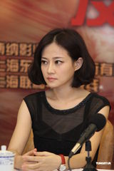 组图：王宝强宣传新片何洁帮按摩 扮大仙预测票房