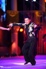 组图：舞出我人生19日将播 郑少秋贴辣妹热舞