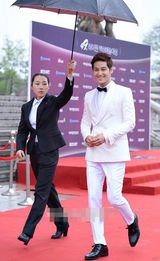 组图：金汎(金范)白色西装潇洒挺拔俊朗迷人