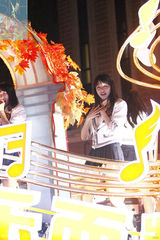 组图：SNH48助阵旅游节开幕 制服嫩妹游街