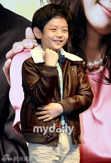 幻灯：李娜英等出席新片制作发布会 场面温馨