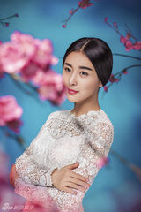 组图：新版阿珂贾青写真诠释清纯美感