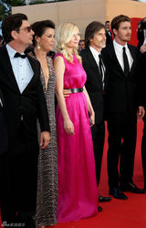 组图：邓斯特戛纳走秀紫红裙装简约亲切