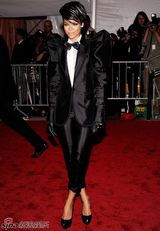 高清组图：蕾哈娜中性装扮抢眼