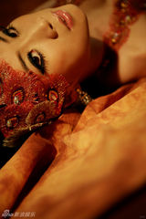 组图：芙蓉姐姐化身妩媚孔雀 装扮火红魅惑放电