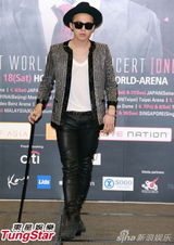 组图：GD拄拐开唱现场劲爆 个性服装抢眼