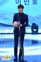 组图：李宝英捧SBS大奖 李敏镐得奖最多赢五冠