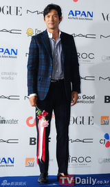 组图：众韩星亮相第17届釜山电影节蓝地毯