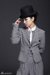 组图：黄奕爵士风写真 帅气俏皮诠释黑与白  