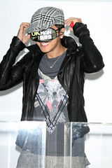 幻灯：黄靖伦专辑首周夺冠 罗志祥拿恐怖箱站台