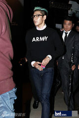 组图：BigbangTOP出席某服饰品牌20周年庆祝晚会