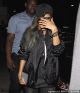 组图：蕾哈娜黑衣酷装亮相 用手遮脸红唇抢镜