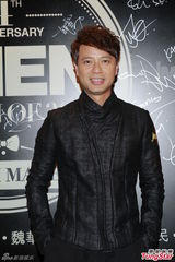 高清组图：李克勤复古西装亮相 蔡加赞同场比帅