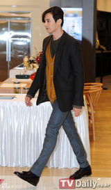 组图：韩星元斌粉丝签名会休闲风亮相 展熟男气质