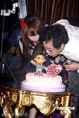 幻灯组图：沈玉琳平安夜庆生 告别单身向女友求婚