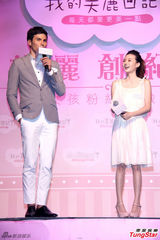 组图：凤小岳亮相产品代言 西装笔挺帅气有型