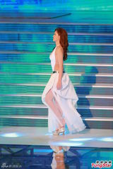 组图：港姐大尺度深V秀乳沟 背部全裸纤腰曼妙