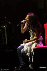 组图：陈綺贞小巨蛋开唱 脚踏车上场展独特摇滚风