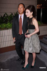 组图：温碧霞与丈夫携手亮相 为《英雄喋血》做宣传