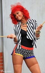 组图：蕾哈娜纽约街头拍MV 红发热裤打扮惹眼