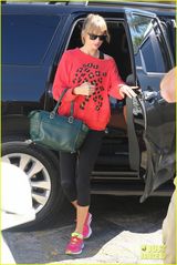 组图：泰勒斯威夫红外套出街露香肩