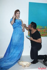 组图：温岚献身当画布 人体彩绘助弱势儿童