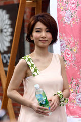 组图：Hebe清爽造型拍广告 否认Ella将婚