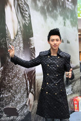 组图：魏晨沈阳签售 歌迷合唱发表“稀罕”宣言