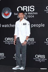 组图：谢霆锋出席活动 摘墨镜拍照大展亲和力