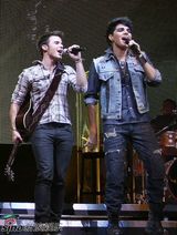 高清组图：美偶选手洛杉矶开唱 兰伯特与艾伦琴瑟和鸣