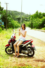 组图：童瑶夏日写真T恤热裤清凉