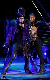 幻灯图集：美偶冠军亚当-兰伯特洛杉矶性感开唱