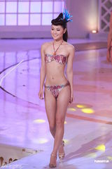 组图：港姐总决选  众佳丽性感泳装亮相
