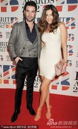 组图：克鲁尼旧爱丽莎丰胸勾人 紧身白裙秀S曲线