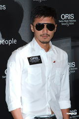 组图：谢霆锋出席活动 摘墨镜拍照大展亲和力