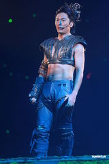 组图：郑伊健开唱遭催婚 女友蒙嘉慧到场欣赏