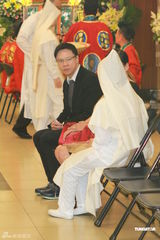 组图：查小欣为母亲设灵 陈志云现身致祭