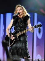 组图：麦当娜挑逗肌肉男上演致命诱惑