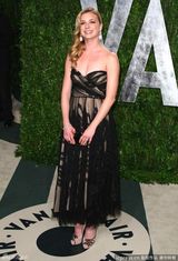 高清组图：艾米丽-万凯普薄纱礼服亮相秀美胸