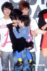 幻灯图：Lucas出席活动乖巧可爱 被粉丝尖叫吓哭