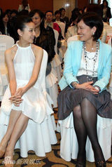 幻灯图：董洁为人母清纯依旧 盛赞老公：他比我优秀 