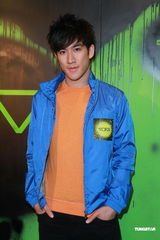 高清组图：李治廷文咏珊情侣装出席发布会