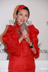 组图：刘嘉玲穿红裙戴红花亮相 生日自省不庆祝